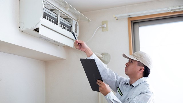 Japanese contractor who inspects and repairs air conditioners, Japanese young people at work